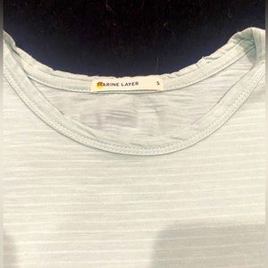 MARINE LAYER SADDLE HEM POCKET TEE IN DEEP SEA STRIPE SIZE SMALL